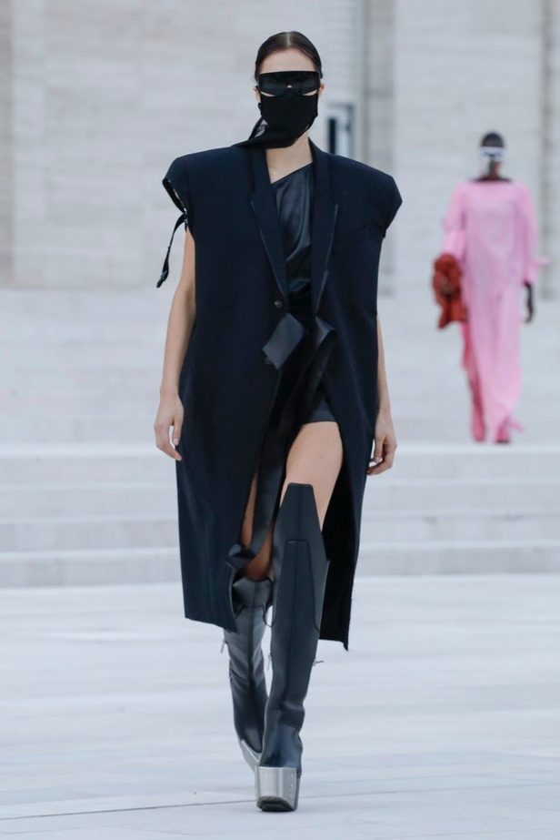 عرض ازياء مجموعة Rick Owens لربيع وصيف 2021 في باريس