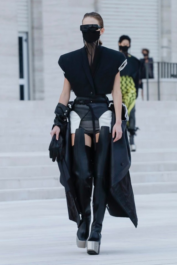 عرض ازياء مجموعة Rick Owens لربيع وصيف 2021 في باريس