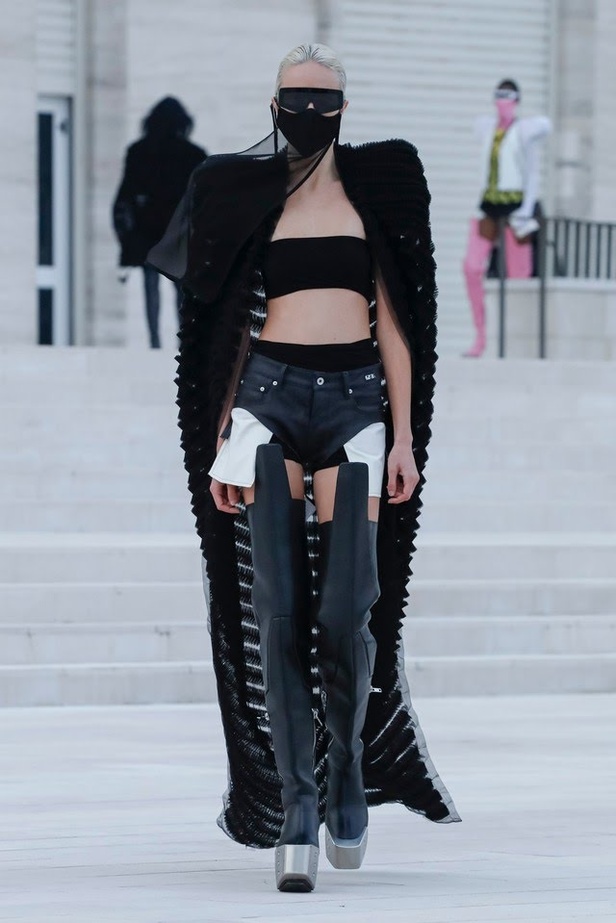 عرض ازياء مجموعة Rick Owens لربيع وصيف 2021 في باريس