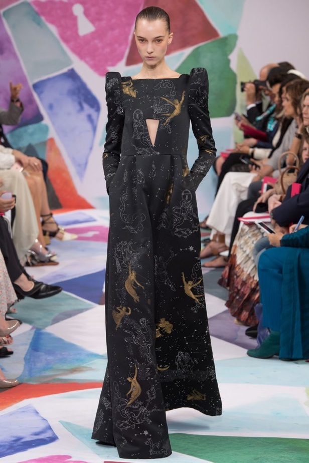 اجواء ساحرة في مجموعة دار ازياء Schiaparelli