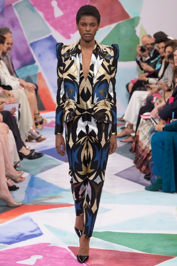 اجواء ساحرة في مجموعة دار ازياء Schiaparelli