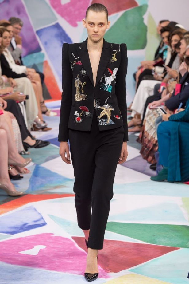 اجواء ساحرة في مجموعة دار ازياء Schiaparelli