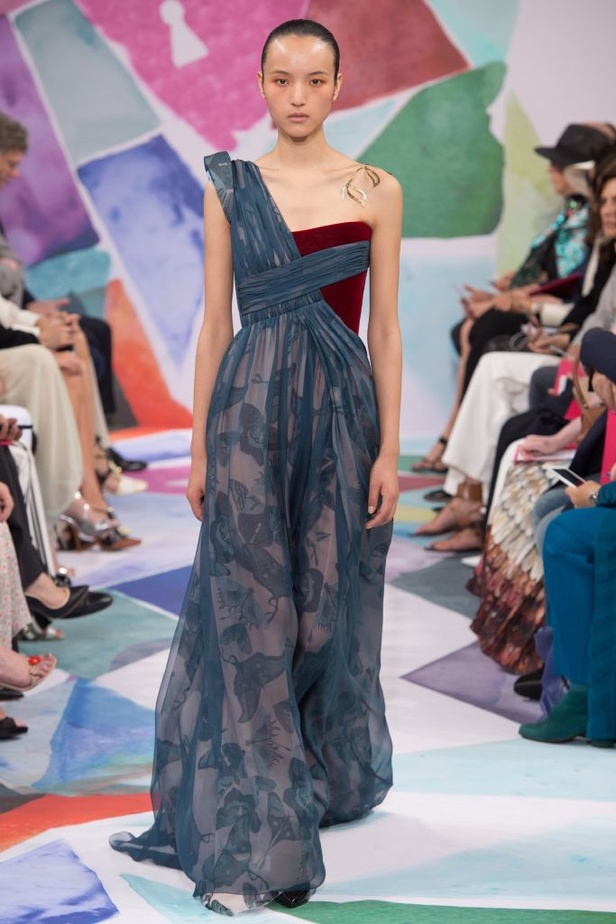 اجواء ساحرة في مجموعة دار ازياء Schiaparelli