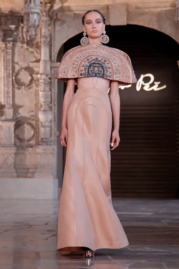 مجموعة Guo Pei للأزياء الفاخرة لخريف ٢٠١٨ !