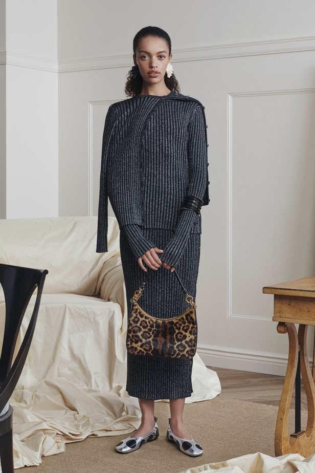 مجموعة Tory Burch ريزورت 2022 تلبي الاحتياجات لإطلالة عملية في كل يوم