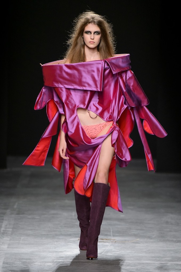 مجموعة “اندريا كرونثالر" لـ "فيفيان ويستوود” لموسم ربيع وصيف 2017