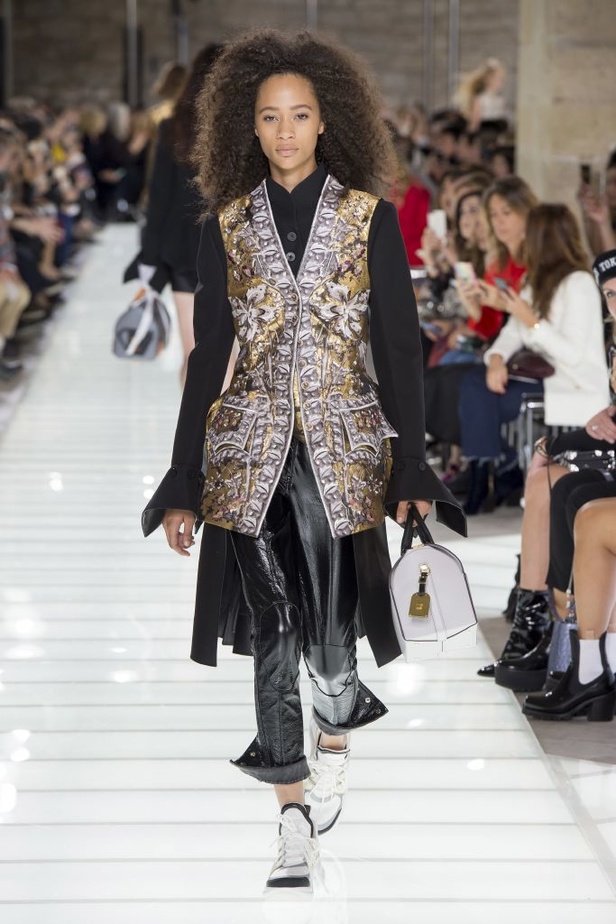 مجموعة لوي فيتون تختم أسبوع الموضة الباريسي