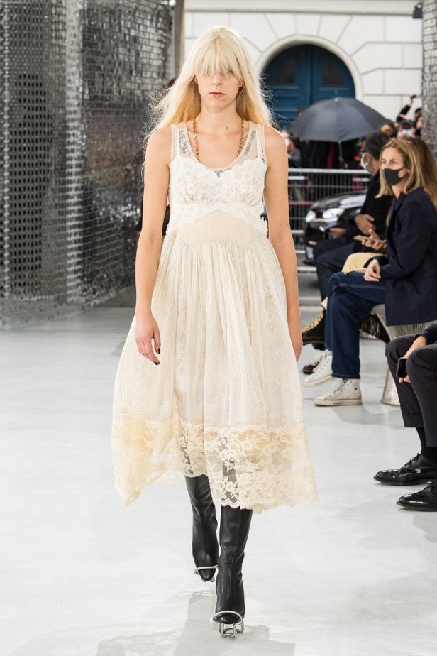 عرض ازياء Paco Rabanne من أسبوع الموضة في باريس لربيع وصيف 2021