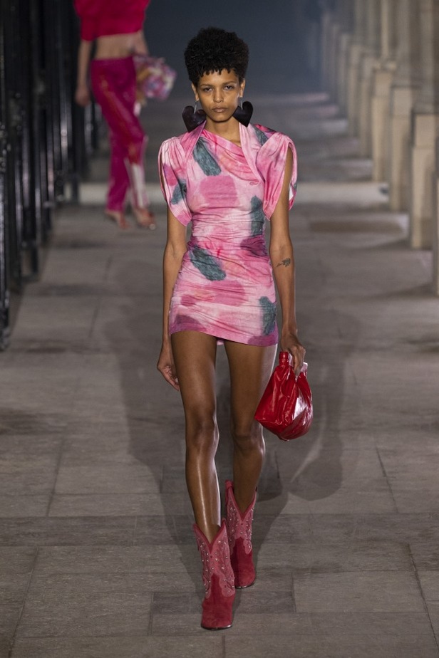 عرض أزياء ايزابيل ماران ISABEL MARANT لربيع وصيف 2021 خلال أسبوع الموضة في باريس