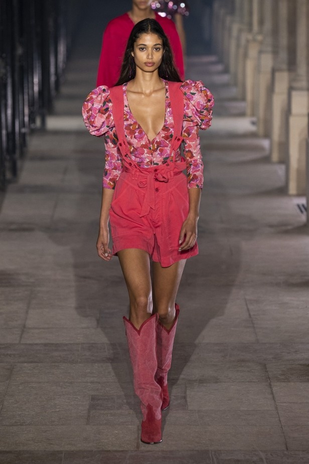 عرض أزياء ايزابيل ماران ISABEL MARANT لربيع وصيف 2021 خلال أسبوع الموضة في باريس