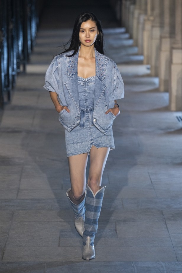 عرض أزياء ايزابيل ماران ISABEL MARANT لربيع وصيف 2021 خلال أسبوع الموضة في باريس