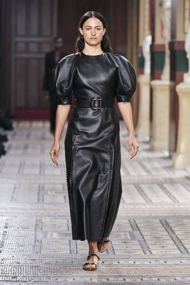 عرض ازياء مجموعة GABRIELA HEARST لربيع وصيف 2021 من أسبوع الموضة في باريس