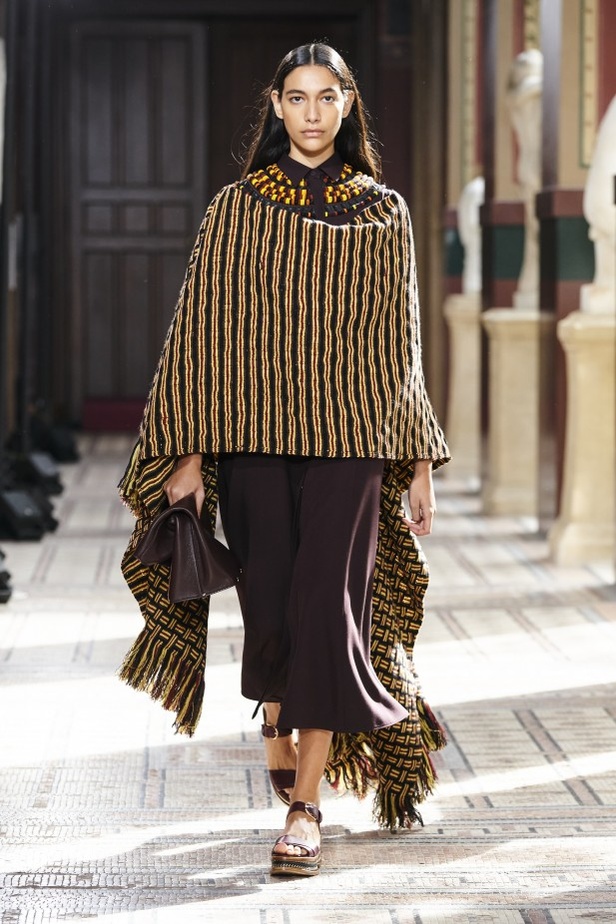 عرض ازياء مجموعة GABRIELA HEARST لربيع وصيف 2021 من أسبوع الموضة في باريس