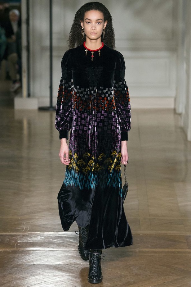 عرض أزياء Valentino لخريف وشتاء 2017!