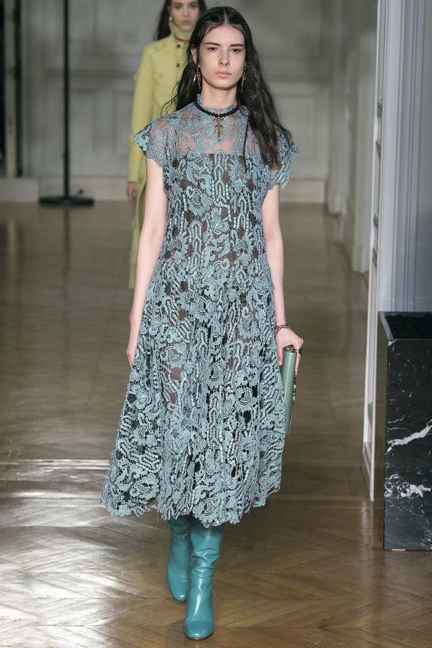 عرض أزياء Valentino لخريف وشتاء 2017!