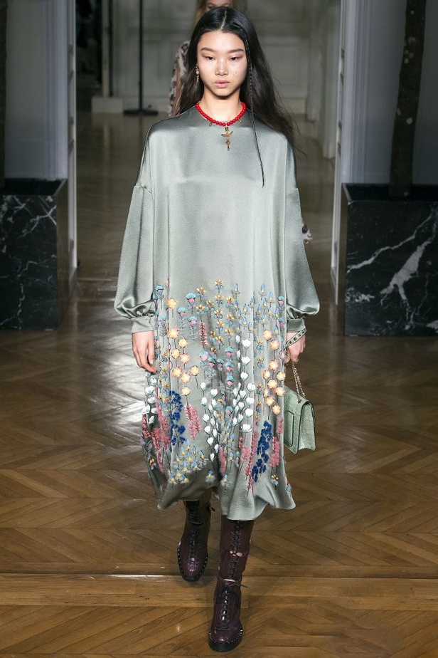 عرض أزياء Valentino لخريف وشتاء 2017!