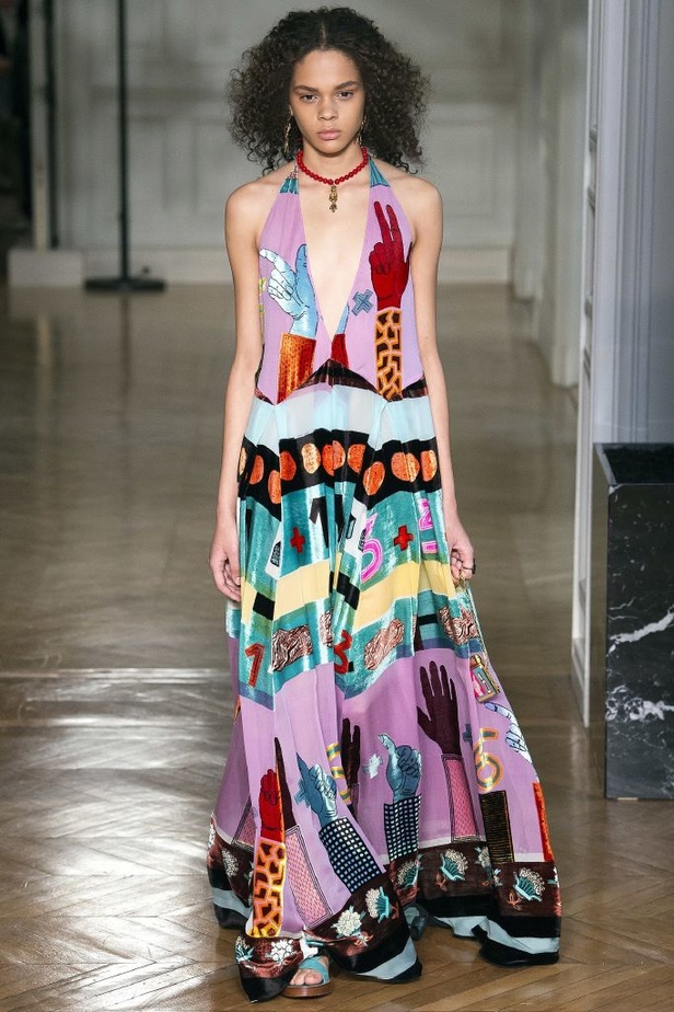 عرض أزياء Valentino لخريف وشتاء 2017!