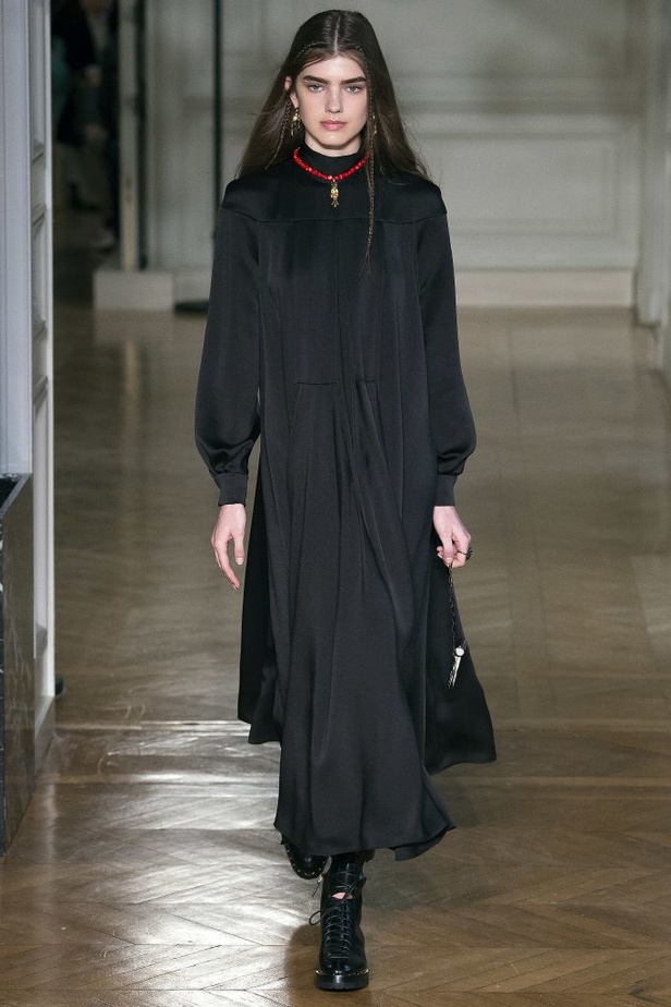 عرض أزياء Valentino لخريف وشتاء 2017!