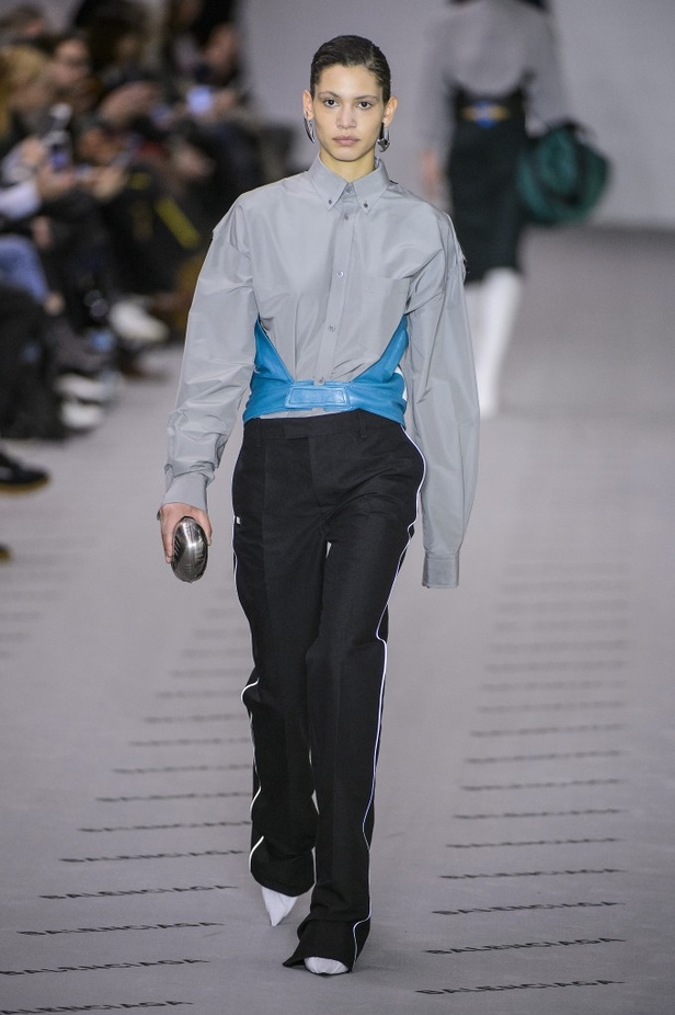 تصاميم مبتكرة من بالنسياغا لخريف وشتاء 2017