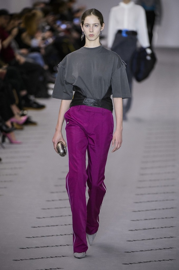 تصاميم مبتكرة من بالنسياغا لخريف وشتاء 2017