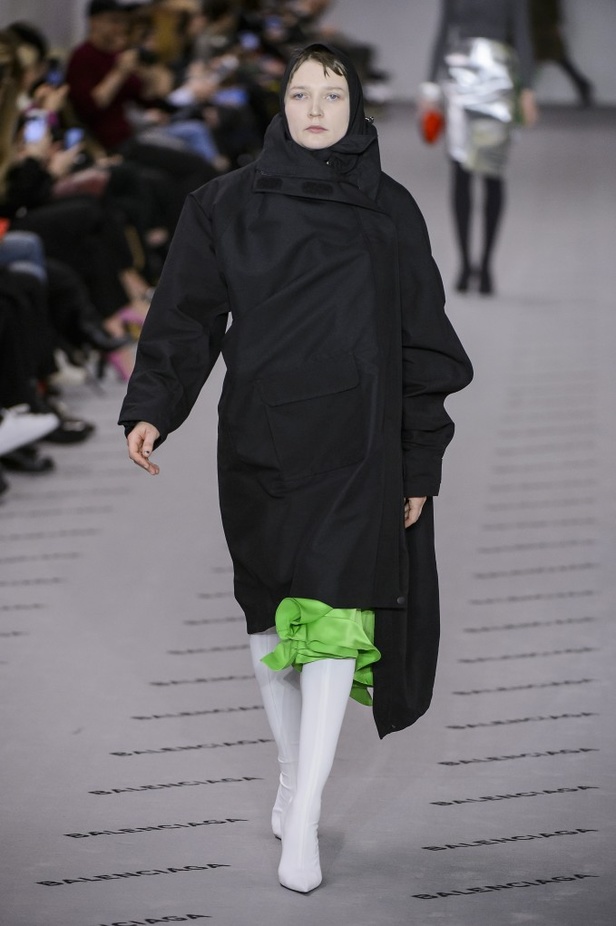 تصاميم مبتكرة من بالنسياغا لخريف وشتاء 2017