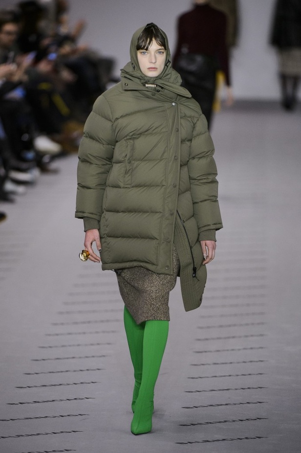 تصاميم مبتكرة من بالنسياغا لخريف وشتاء 2017