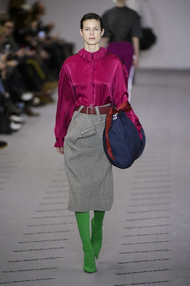 تصاميم مبتكرة من بالنسياغا لخريف وشتاء 2017