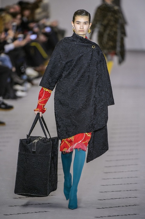 تصاميم مبتكرة من بالنسياغا لخريف وشتاء 2017