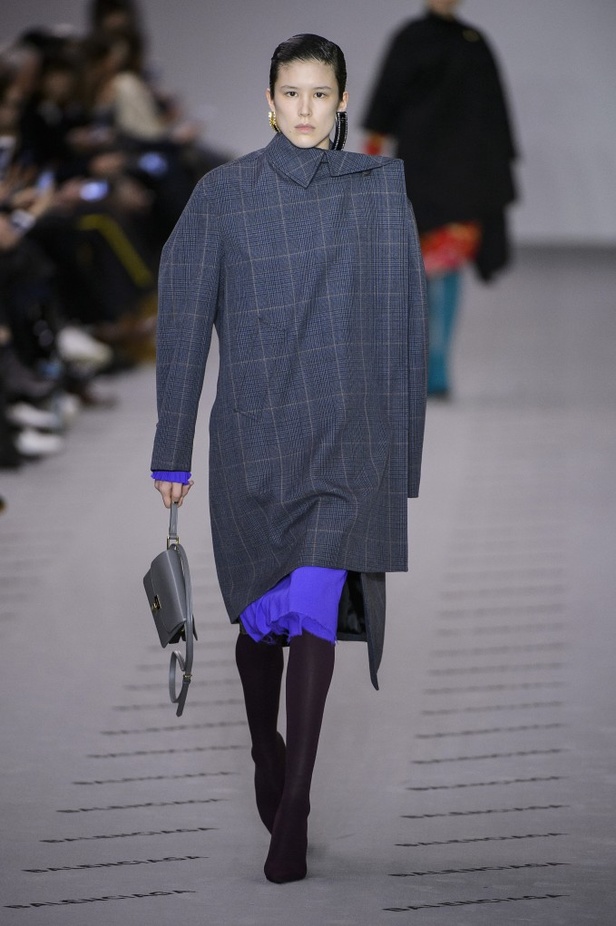 تصاميم مبتكرة من بالنسياغا لخريف وشتاء 2017