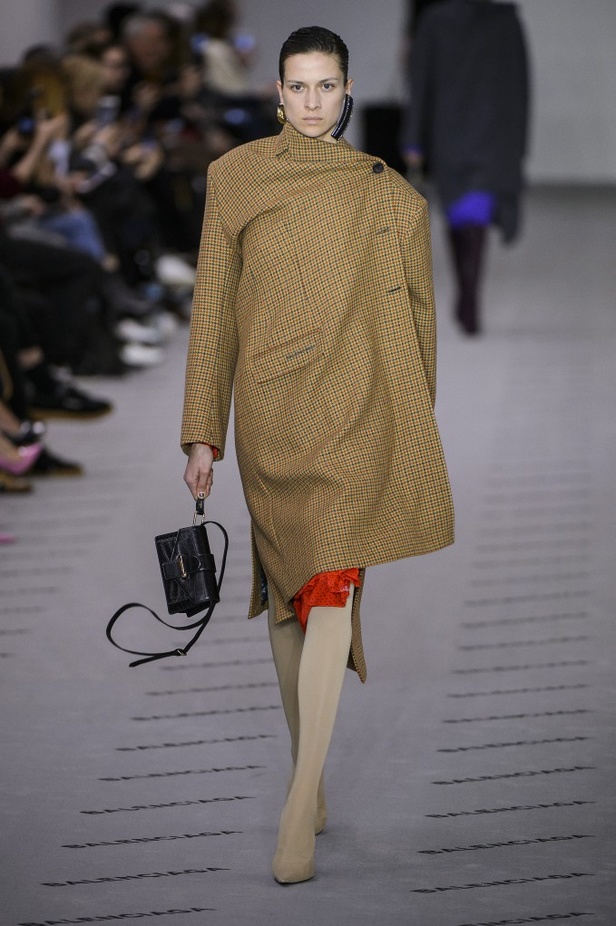 تصاميم مبتكرة من بالنسياغا لخريف وشتاء 2017