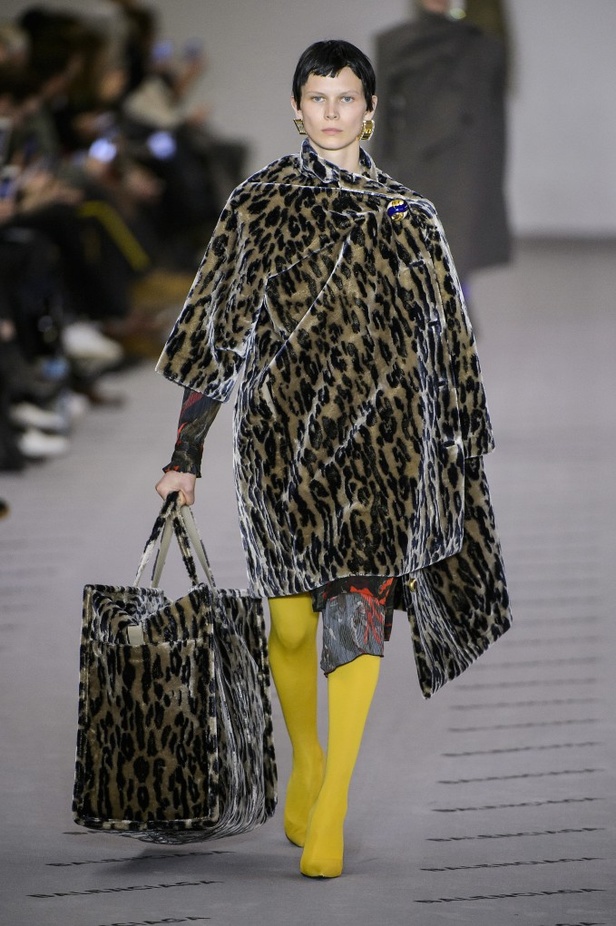 تصاميم مبتكرة من بالنسياغا لخريف وشتاء 2017