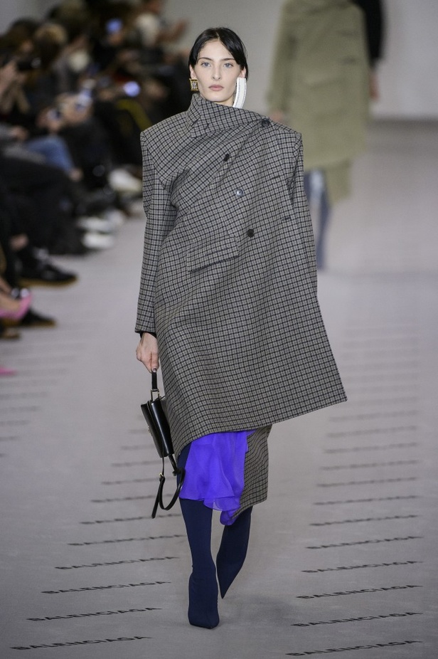 تصاميم مبتكرة من بالنسياغا لخريف وشتاء 2017