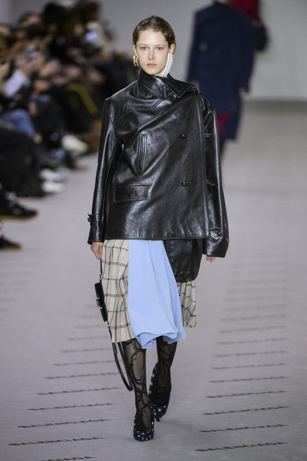 تصاميم مبتكرة من بالنسياغا لخريف وشتاء 2017