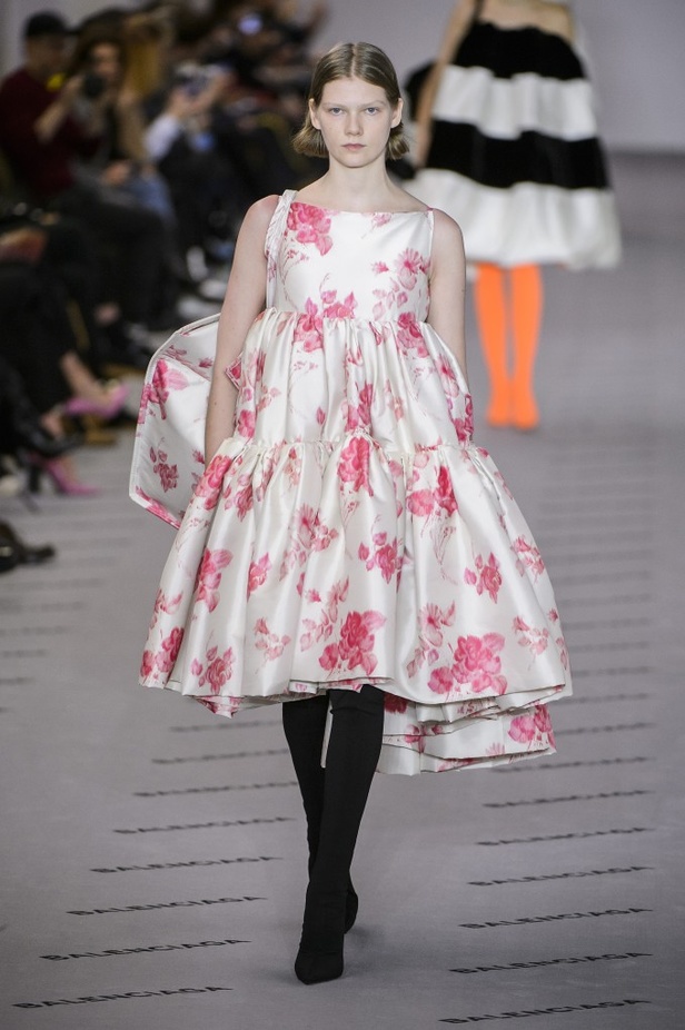 تصاميم مبتكرة من بالنسياغا لخريف وشتاء 2017