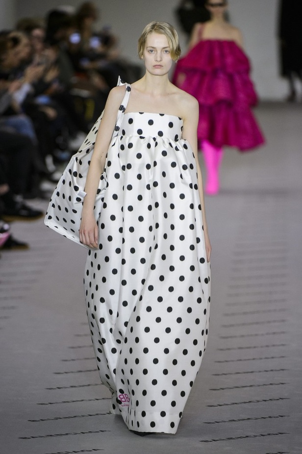 تصاميم مبتكرة من بالنسياغا لخريف وشتاء 2017