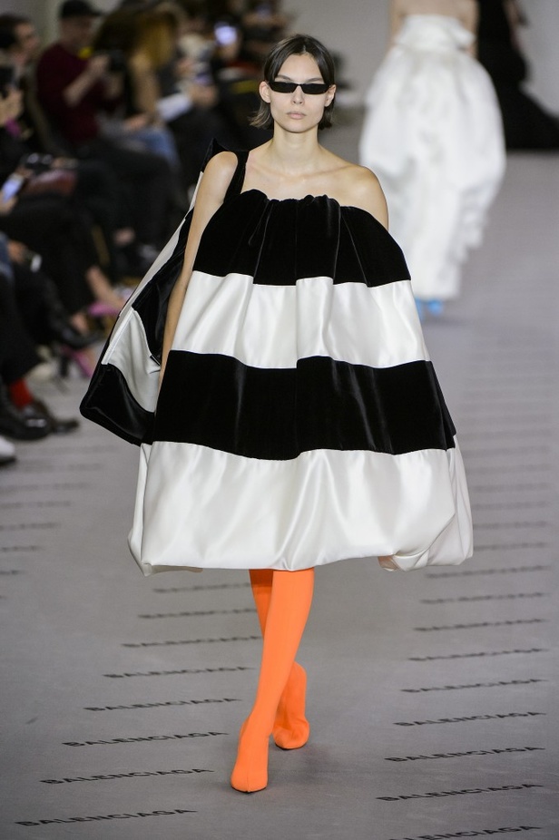 تصاميم مبتكرة من بالنسياغا لخريف وشتاء 2017