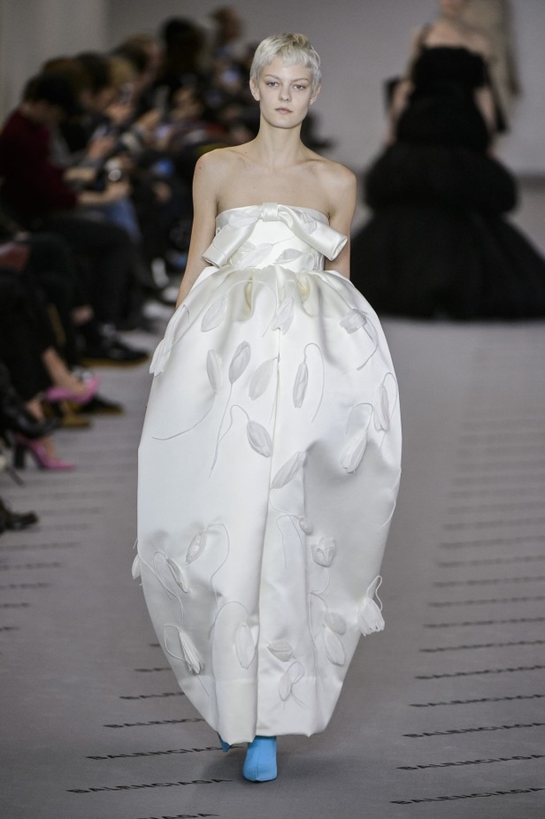 تصاميم مبتكرة من بالنسياغا لخريف وشتاء 2017