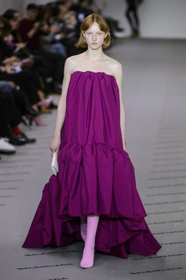 تصاميم مبتكرة من بالنسياغا لخريف وشتاء 2017