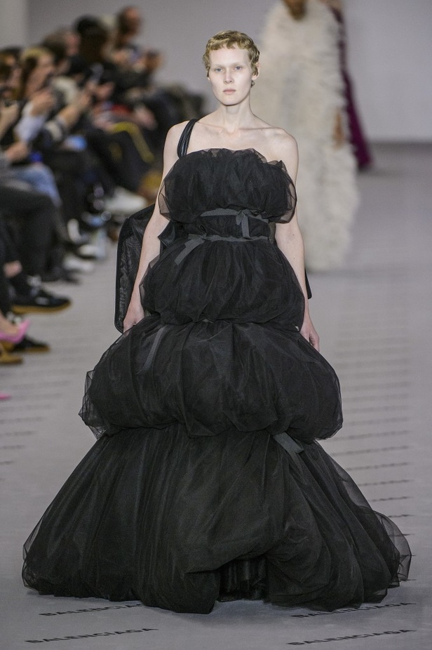 تصاميم مبتكرة من بالنسياغا لخريف وشتاء 2017