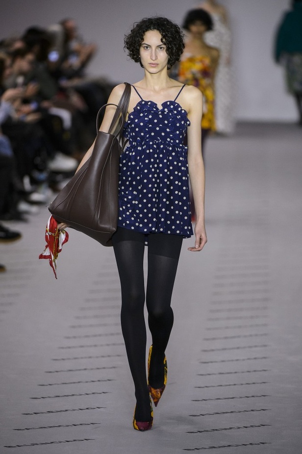 تصاميم مبتكرة من بالنسياغا لخريف وشتاء 2017