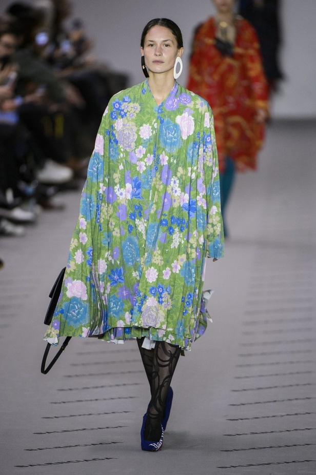 تصاميم مبتكرة من بالنسياغا لخريف وشتاء 2017