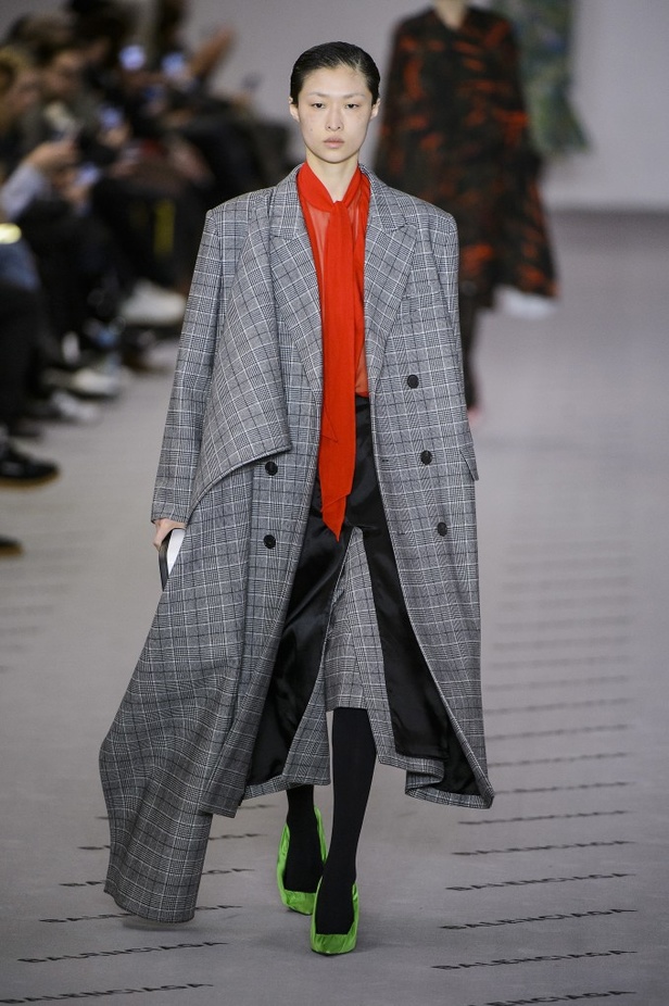 تصاميم مبتكرة من بالنسياغا لخريف وشتاء 2017