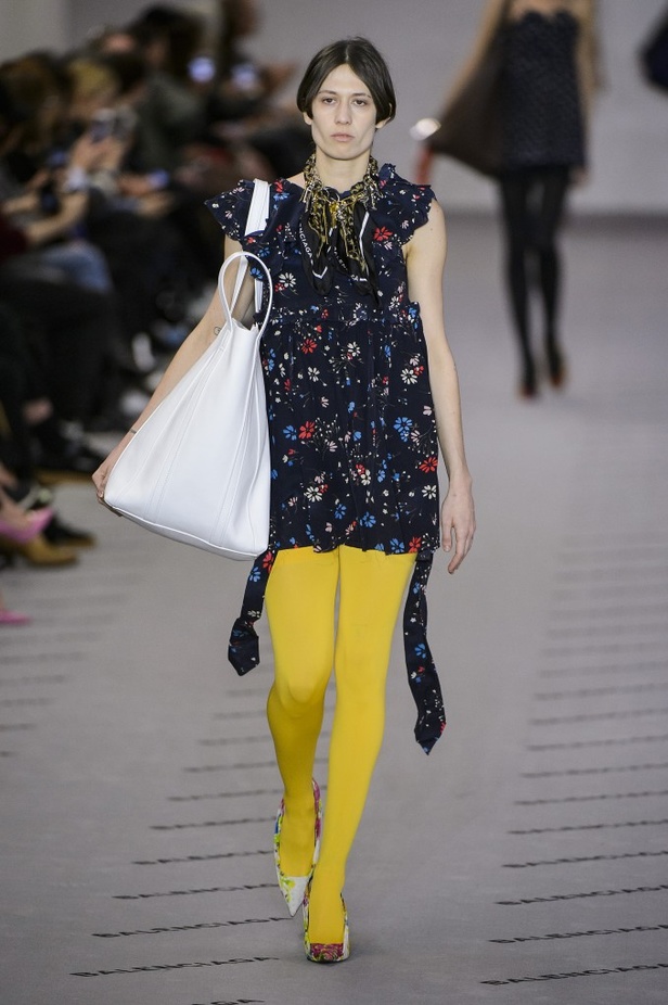 تصاميم مبتكرة من بالنسياغا لخريف وشتاء 2017