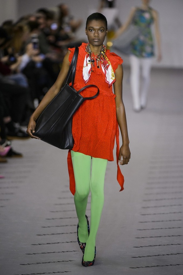 تصاميم مبتكرة من بالنسياغا لخريف وشتاء 2017