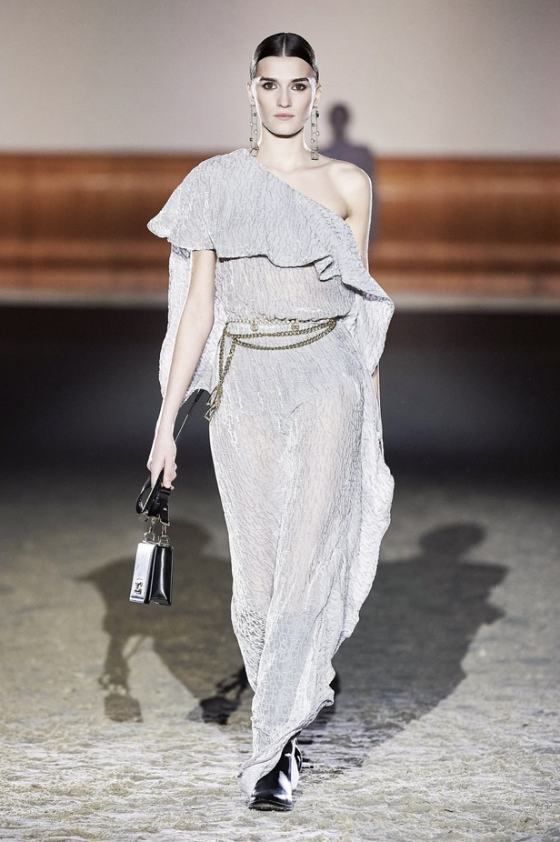 عرض ازياء مجموعة Elisabetta Franchi لخريف وشتاء 2021 من اسبوع الموضة في ميلانو