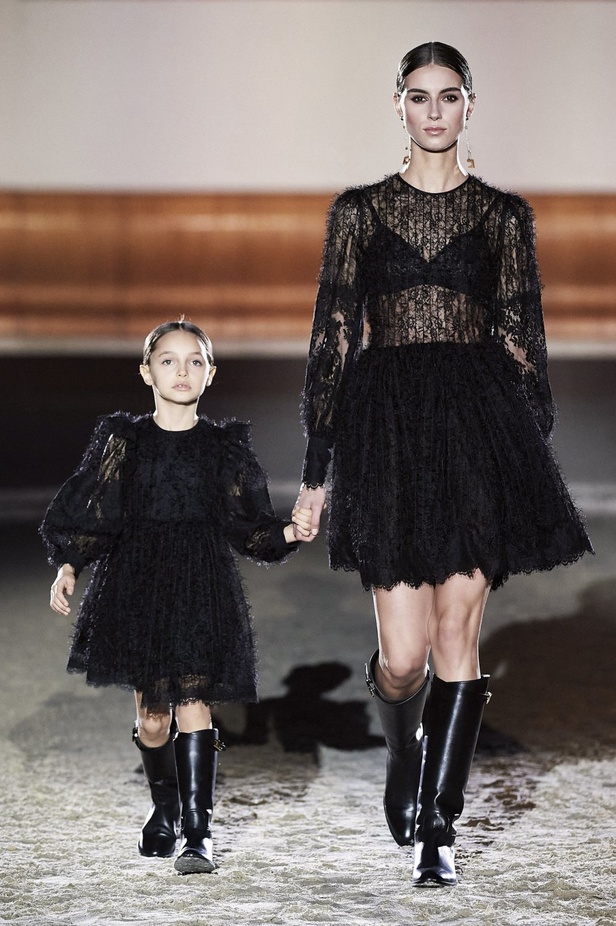 عرض ازياء مجموعة Elisabetta Franchi لخريف وشتاء 2021 من اسبوع الموضة في ميلانو