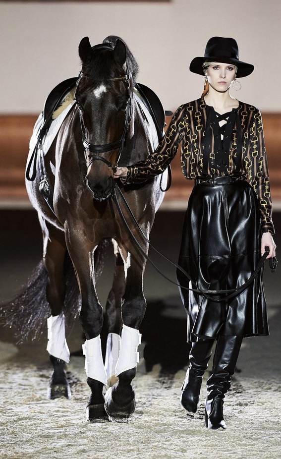 عرض ازياء مجموعة Elisabetta Franchi لخريف وشتاء 2021 من اسبوع الموضة في ميلانو