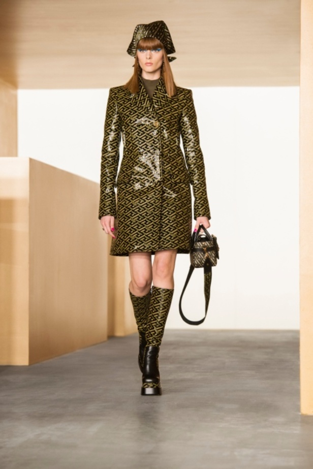 دار فيرساتشي تعيد جيجي حديد إلى عالم الأزياء ومجموعة خريف وشتاء 2021 تضجّ ثقة وأناقة