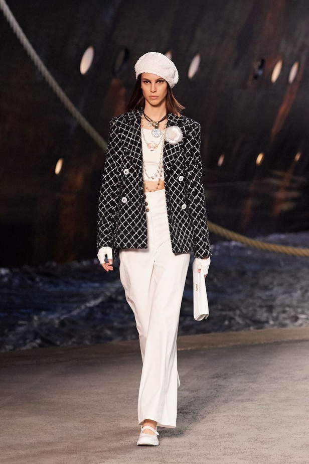 كارل لاغرفلد ينقلنا إلى علم البحارة في مجموعة شانيل كروز 2019