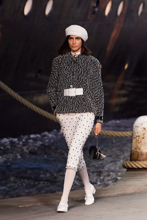 كارل لاغرفلد ينقلنا إلى علم البحارة في مجموعة شانيل كروز 2019